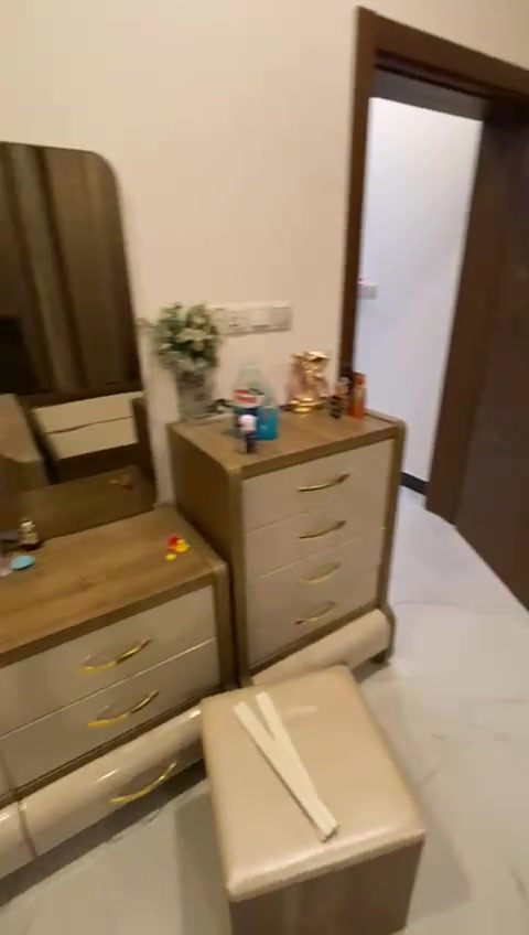 غرفة نوم • اثاث خشبي • تواصل