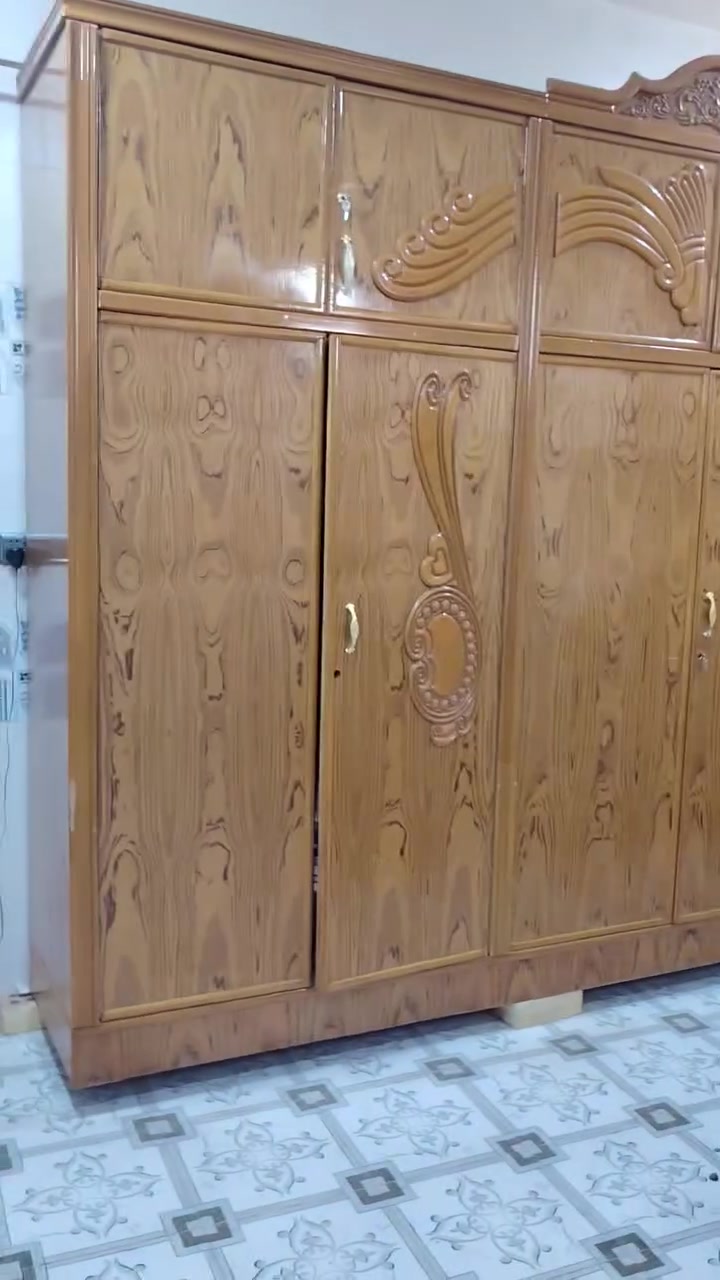 بيع مستعجل     سلام عليكم غرفه صاج للبيع
يتكون من 6 قطع من كنتور وجربايه وزاوية وميز مرايه وجرارات الكنتور تتكون من 6 بيبان
سعر مليون و50 الف وبي مجال حك الجيه الغرفه كدامك تجي تشوفه عجبك عبجك ما عجبك براحتك مكلف بنشر رقم صاحبه
***********
