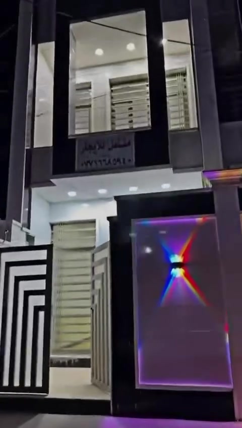 السلام عليكم اخوان
دار للإيجار 🏠/ الشعب نهايه الفورتات ٧٥ متر زيرو جديد

محتوياته/مداخل واحد استقبال صاله غرفه نوم مطبخ خدمات صحيه 
الطابق الاول / غرفتين نوم وصحيات 

السعر /٧٥٠الف 
للتواصل /*********** علي الساعدي للعقار
