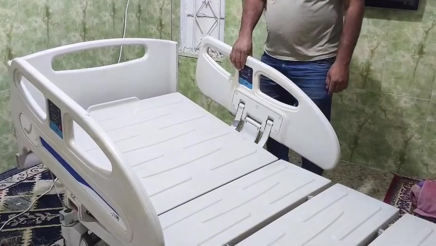 للبيع سريرطبي كهربائي ٤ حركات مستخدم قليل بسعر ٣٧٥ الف موجود في بغداد ***********
