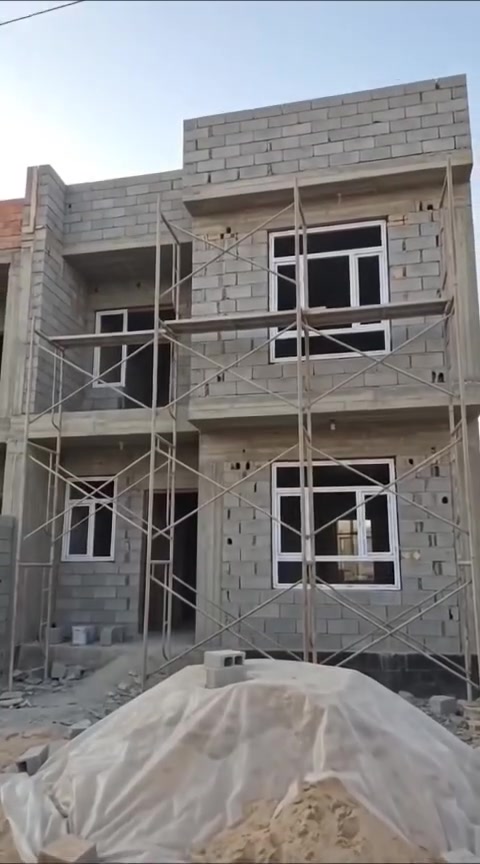 من "السبيس" للمفتاح.. نبني بيتك بأمانة وإتقان! 🏗️🔑
​هل تفكر في بناء منزل أحلامك ولا تعرف من أين تبدأ؟ نحن نبدأ معك خطوة بخطوة، وبكل احترافية:
​✅ مرحلة التأسيس الحقيقي: نبدأ من "السبيس" وتعديل الأرض وتطبيق الطبقات الترابية وحجر الأساس (الحصو) بضبط هندسي دقيق، لنضمن لك أساساً لا يهتز ولا يهبط عبر السنين.
✅ الهيكل العظمي: بناء هيكل إنشائي متين بمواد أصلية وإشراف هندسي مستمر.
✅ التشطيبات المتكاملة: نهتم بكل التفاصيل من التأسيسات الصحية والكهربائية وصولاً إلى أخر لمسة ديكور.
✅ تسليم المفتاح: تستلم بيتك "جاهز للسكن"، بدون تعب، وبدون متابعة مقاولين، وبأعلى معايير الجودة.
​لماذا تختار [اسم الشركة]؟
​دقة في التأسيس: لأننا نعرف أن قوة البيت من قوة أرضيته.
​التزام بالمواصفات: نستخدم أفضل أنواع المواد الإنشائية (سبيس، حصو، حديد، إسمنت).
​راحة البال: مشروعك في أيدٍ أمينة من اليوم الأول حتى يوم الاستلام.
​لا تبني بيتك إلا بأساس متين!
للاستفسار أو تحديد موعد لزيارة موقع عملنا الحالي:
📞 ***********
📍 [العنوان ديالى بعقوبة]
