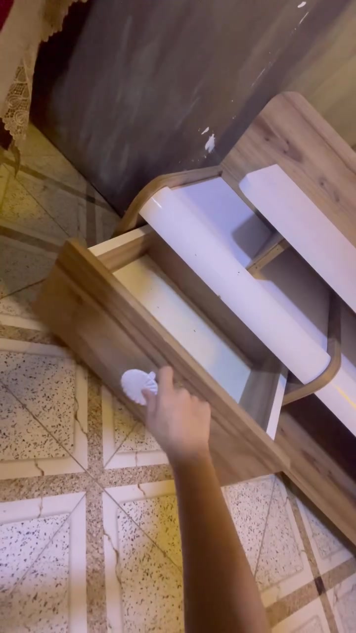 سلام عبيكم  ثلاجه للبيع و ميز. سعر ثلاجه ميه شغاله و جمد و ما بيها شي مجرد شتريت جديده و عرضتها لان مخذه مكان و ميز سعره ٧٥ و بي مجال خشب اصلي و نفس ما مصور بَعَدَ ما بي اي ضررر مكان بغداد جكوك قرب بانزيخانه مقابل ماركت عادل ***********
