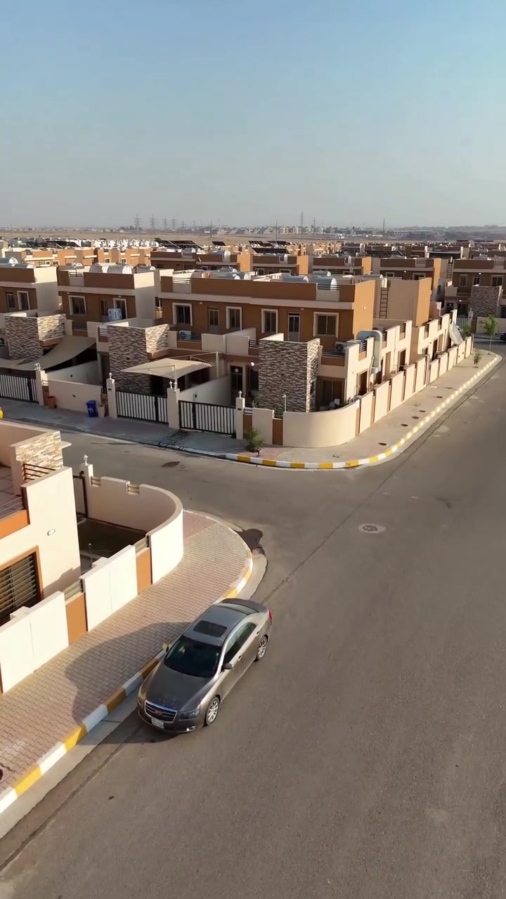 فرصة عقارية مميزة لا تُفوّت من مكتب سنجقدار للعقار
​بيت ركن وواجهتين في موقع استثنائي يوفر لك المساحة والخصوصية: 
​📍 الموقع: حي الورود - مجمع مدينتي السكني
📐 المساحة: 200 متر مربع (ركن بواجهتين)
🏠 المواصفات:
• 3 غرف نوم
• صالة واسعة
• مطبخ حديث
• تصميم يضمن الراحة والمساحة الكافية لكل العائلة 
​💰 السعر: مناسب جداً 
​إذا كانت المساحة والموقع والواجهتين هي ما تبحث عنه، فهذا البيت قد يكون خيارك المثالي! 
​📞 للتواصل والاستفسار:
***********
*********** 

​#سنجق_دار #عقارات #مجمع_مدينتي #حي_الورود #بيوت_للبيع عقار استثمار_عقاري بيوت_ركن عقارات_العراق بيت_للبيع
