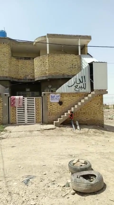 #دار للبيع مكان حي جامعه
مساحته 200 متر طابقين حرف Tعلى شارعين يم مدرسه الصينيه موقع حلو 

طابق الاول ستقبال+ مطبخ حار وبارد+صاله+غرفتين نوم+صحيات وحمام 

طابق ثاني شقه باب ماله من بره 

بيه غرفتين+مطبخ+صحيات وحمام 

ونص ثاني من طابق ثاني بيه غرفتين+صاله+وصحيات 

بس ماا كاملات 

وبيتونه طابق ثالث 

للستفسار اكثر وسعر هاذه رقمي ***********
ملاحظة بيت عليه سكان وبنيانه حديث 2024كونكريت
