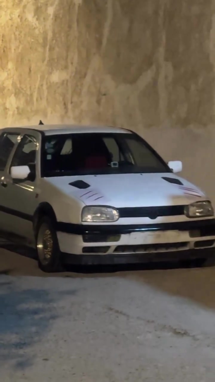 گولف🇩🇪 للبيع 
موديل 1993 🔥مكينه المرغوب 1800 
سياره صبغها حزام 
وياله رياضية BBS 🛞
لايتات زينون ◽️
صالنصه رياضية
سياره شلعه معدل خير من الله 
تحويل ثاني يوم 
سعر 34 وبيها مجال للشراي 
***********
مكاني ديالى -خانقين
