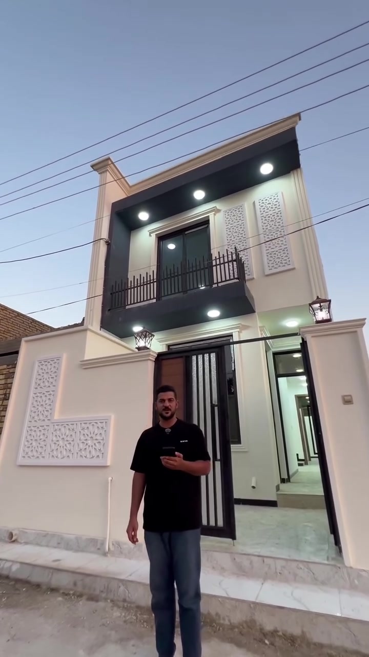 دار للبيع بناء حديث طابقين
المساحه 100متر طابو زراعي سند 25
موقع الدار حله ورديه قبل سيد موسئ عليه السلام فرع الشوايه 
تبليط كهرباء ماء خدمات كامله 
يحتوي علئ غرفتين نوم وكلدور واستقبال ومطبخ حار وبارد ومجمع صحيات داخلي وخارجي 
السعر 80مليون وبي مجال بسيط 
للاستفسار الاتصال علئ 
وسام الدغيري للعقار ☎️***********
