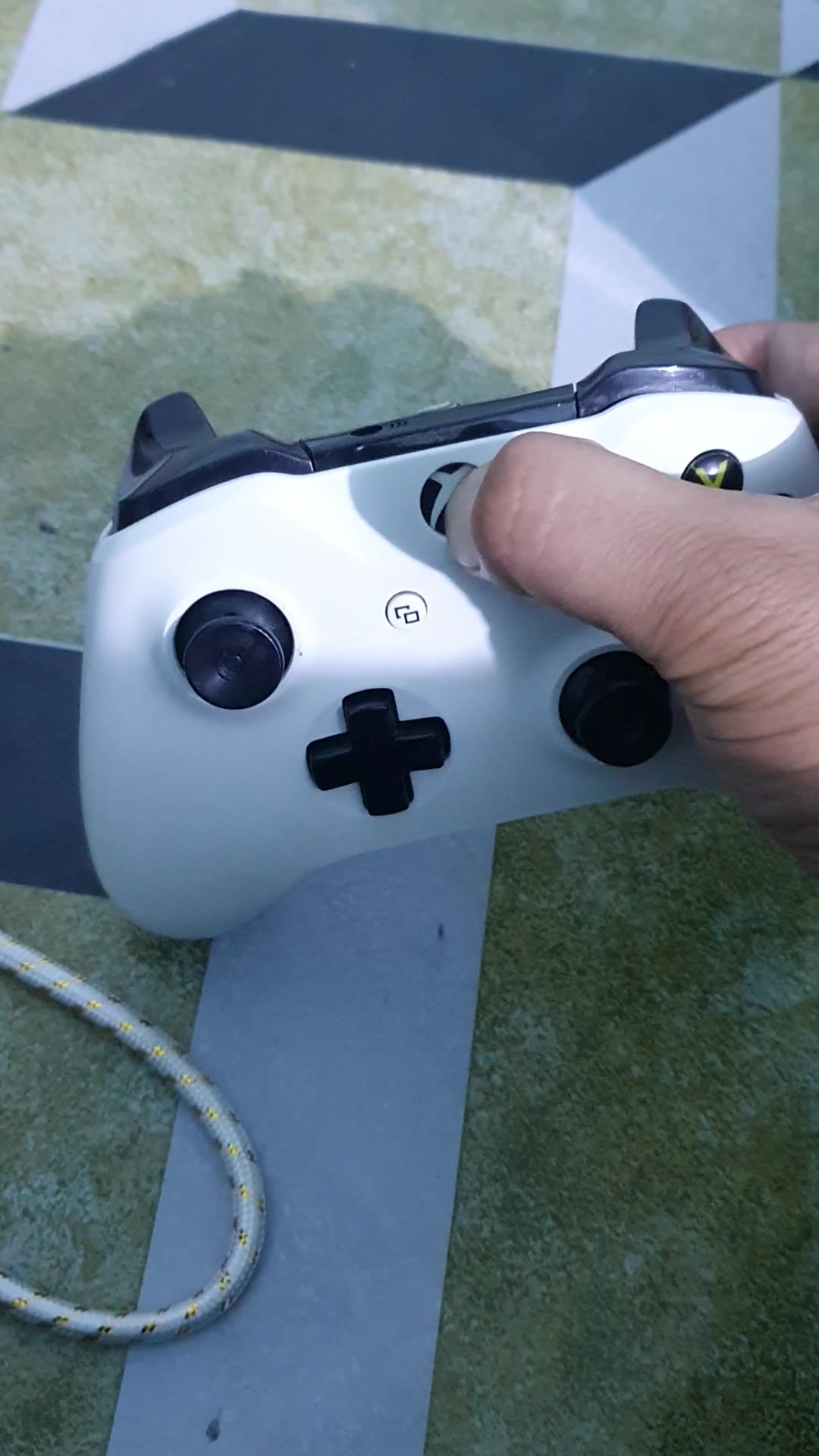 السلام عليكم
xbox one s
ذاكر 512 نص تيرا
لوك ستيكر ما مفتوح 
نضافة ٩٥ بالمية 
يدات ثنين يدة شفافة جديدة استخدام قليل
اما يدة بيض بيهة مشكلة فقط بوردة شحن شغال مابيهة اي مشكلة لكن بسبب بوردة مال شحن من اجيب باتريات تربط طبيعي  بالبلي بس هسة كامت ما تربط بس طلع ضوة ضوة مصور فيديو الهة اما يدة اي مشكلة ما بيهة لا درفت ازاراهة كلهة شغالة 
العاب  بي فقط فيفا ١٧ مملوكة
كيبل باور كيبل hdmi كامل ملحقات
سعره ١٦٥ الف وبي مجال 
العنوان جسر_ديالى_القديم_شارع_٧٠ 
***********