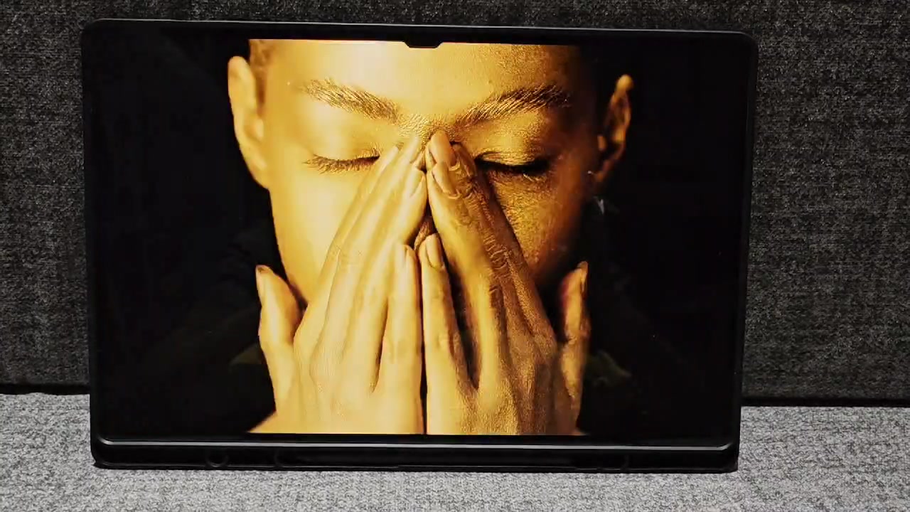 للبيع: تابلت Samsung Galaxy Tab S8 Ultra (بحالة الزيرو) 🔥
تفاصيل الجهاز:  
الموديل: Samsung Galaxy Tab S8 Ultra  
المساحة والتخزين: 128 جيجابايت (مع إمكانية إضافة كارت ذاكرة خارجي microSD حتى 1 تيرابايت).
الرام: 8 جيجابايت.  
الحالة: نظيف جداً / . لا يزال يحتفظ بلاصق الحماية الأصلي على الأطراف، خالي تماماً من أي خدوش أو عيوب.  
أبرز مواصفات الجهاز:
الشاشة: شاشة عملاقة وفاخرة Super AMOLED مقاس 14.6 بوصة بتردد 120Hz، ألوان ممتازة ودقة عالية جداً (1848×2960).
البطارية: بطارية ضخمة بسعة 11,200 مللي أمبير تدوم لشحن طويل، وتدعم الشحن السريع بقوة 45 واط.
الصوت: 4 سماعات ستيريو فاخرة من شركة AKG مع دعم تقنية Dolby Atmos لتجربة صوت سينمائية.
التصميم: هيكل ألومنيوم مقوى (Armor Aluminum) نحيف وفاخر جداً بسمك 5.5 ملم فقط.
المميزات الإضافية: يدعم نظام العمل المكتب Samsung DeX، وبصمة إصبع مدمجة تحت الشاشة.
الملحقات:
[ ] القلم الأصلي (S Pen) - بزمن استجابة سريع جداً للرسم والكتابة.
(ملاحظة: شريحة 5G/SIM).د
💰 السعر المطلوب: [850 دينار ]
📍 النجف 
📞 للتواصل: الخاص متوفر