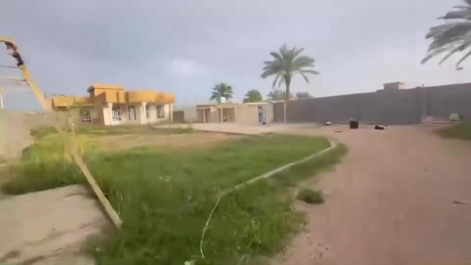 بيت مع مساحه للبيع طابو زراعي تحويل مباشر المساحه الكليه ١٣٨٠م بيت مع كراج مع حديقه البيت كامل من كلشي ستقبال وهول وغرفتين وصحيات خارج وداخل ومطبخ كراج سيارات كبير وحديقه كبيره بسعر جدا مناسب 
الموقع جزيره الرمادي البشعبان قرب مضيف شيخ مشعل 
السعر ٨٥ مليون وبي مجال 
مكتب كريم العبيدي 
***********
