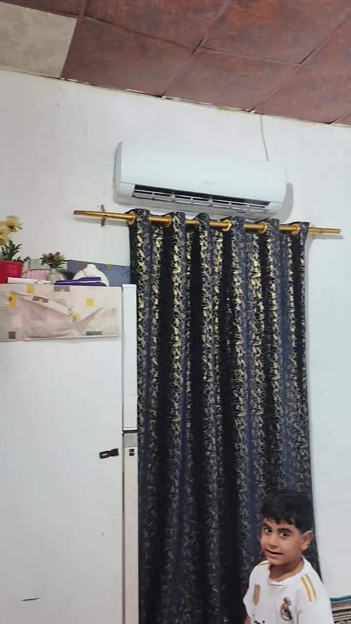 سلام عليكم بيت تجاوز بحي العسكري مقابل بيت شيخ مجيد السكيني على ثالث بيت عن السايدين بيت كامل واني ساكن بي حاليآ بيت البناء استقبال صاله غرف عدد2 صحيات عدد 2  طارمه خمسه في اربعه سقف ثانوي بيت مايخر بلمطر مساحته 100 و20 متر السعر 20 وبي مجال الرقم ***********
