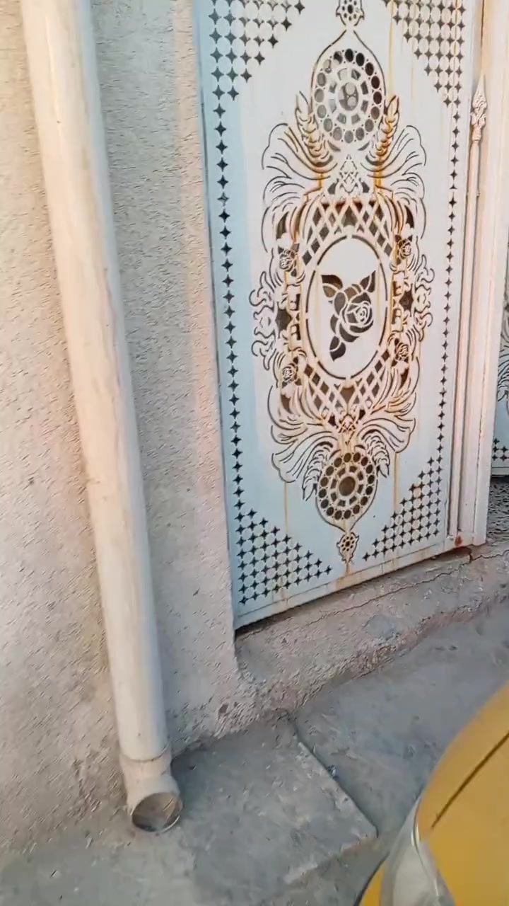 السلام عليكم.. للبيع بيت سكني - فرصة جميلة وباذن الله تعالى رزق مبارك
للبيع بيت مرتب وجاهز للسكن، مناسب جداً للعائلة، بموقع جيد وهادئ ومناسب للسكن
مميزات البيت : بناء مرتب ومحافظ عليه، تقسيم عملي ومريح للعائلة، غرفة واسعة ومريحة
استقبال واسع، مطبخ وخدمات كاملة
موقع قريب من الخدمات والاحتياجات اليومية اكو اسواق وسوق قريب
مساحته ١٠٠ م 
البيت جاهز للسكن ولا يحتاج تعب
السعر خاص وقابل للتفاوض بالمعقول للجادين
الموقع الحميدية شارع السبيس مقابل كراج ابو اية
للاستفسار والتواصل : ***********
