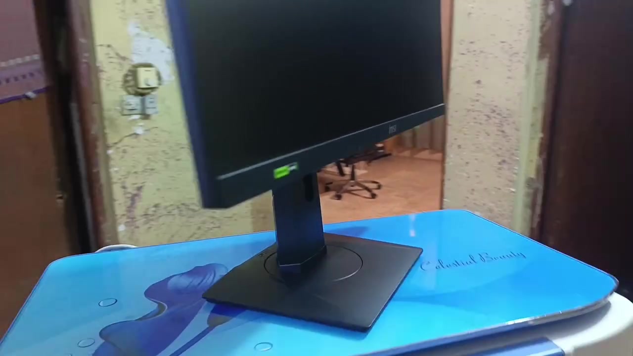 السلام عليكم 
شاشه msi
27
2k
Fast ips
Hdr 400
240 هرتز 
و بعد اكو تفاصيل 
سلاسه في العاب الشوتر
شاشه جديده و 
مكفوله من كل شي 
مكان بغداد البياع 
متواجد واتساب الي تخدمه يراسلني ***********
ملاحظه توصيل محافظات ماعندي تحياتي 🌹

نص مكتوب في الصور:
- Display information MSI G274QPX Display 1: Connected to NVIDIA GeForce RTX 5060 Ti Desktop mode 2560 x 1440, 240 Hz Active signal mode 2560 x 1440, 240 Hz Variable refresh rate Supported (48 Hz - 240 Hz) Bit depth 8-bit Color format RGB Color space Standard dynamic range (SDR) HDR certification Not found More about HDR certification Display adapter properties for Display 1 Choose a refresh rate A higher rate gives smoother motion, but also uses more power More about refresh rate
- msi ESPORTS GAMING NVIDIA G-SYNC RAPID IPS 240Hz 1ms GTG Wide Color Gamut 65W DISPLAY CERTIFIED HDR 400 msi