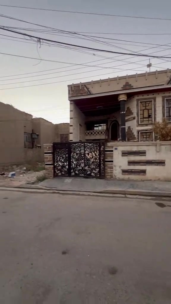 فرصة ذهبية للباحثين عن الفخامة والتميز الموقع الاستراتيجي 🏡✨ يتوفر للبيع بيت حديث بناء 2017 بتصميم عصري وتفاصيل راقية، يقع في إحدى أفضل مناطق المربع الذهبي بالدورة. مواصفات العقار:  المساحة: 200 متر مربع.    الموقع: الدورة - المربع الذهبي.    الواجهة: 10 متر (واجهة عشري مميزة).    التفاصيل الداخلية: يتكون من 4 غرف نوم، صالة واسعة، ومطبخ بتصميم عملي ومتكامل.    سنة البناء: 2017 (بناء حديث ونظيف).   للاستفسار، معرفة السعر، أو حجز موعد للمعاينة، يرجى التواصل معنا عبر الأرقام المثبتة في نهاية الفيديو أو مراسلتنا على الخاص. عالم الرؤيا.. شراؤك معنا استثمارك الرابح دائماً 

نص مكتوب في الصور:
- بيت حديث 200 متر في المربع الذهبي بالدورة.. التفاصيل الكاملة بالداخل