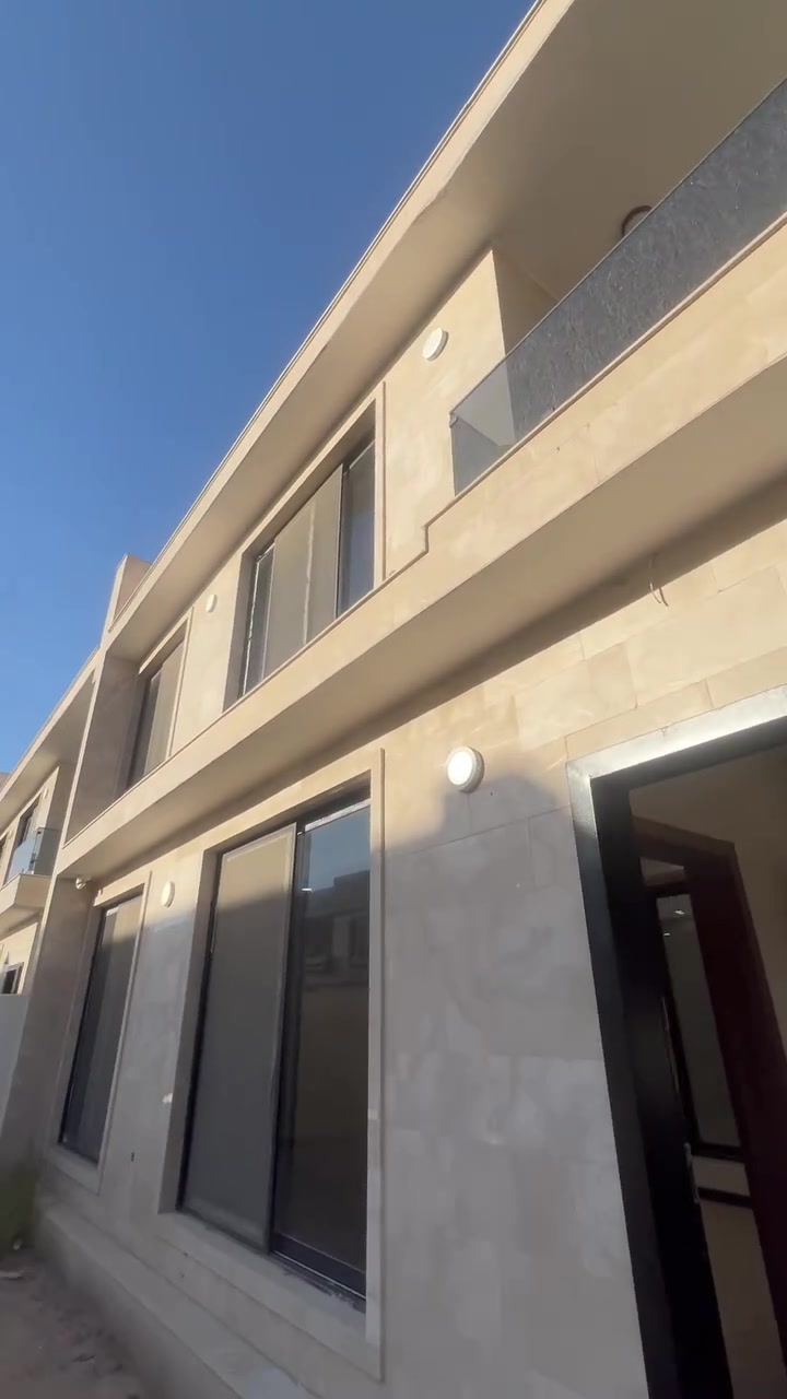 اتوفرت عروض🏠 ايجارت وبيع داخل مجمع الماليه الي ع خدمي حي الحسين مساحة الدار ٢٠٠ متر واجه ١٣ ٤ غرف نوم نضام ماستر استقبال نضام ماستر مطبخ حار بارد جبير وصحيات نضام الكهرباء خصخصه٢٤ ساعه 
الدار يكون مجهززز بل سبالت 🏠
للاستفسار ☎️***********

