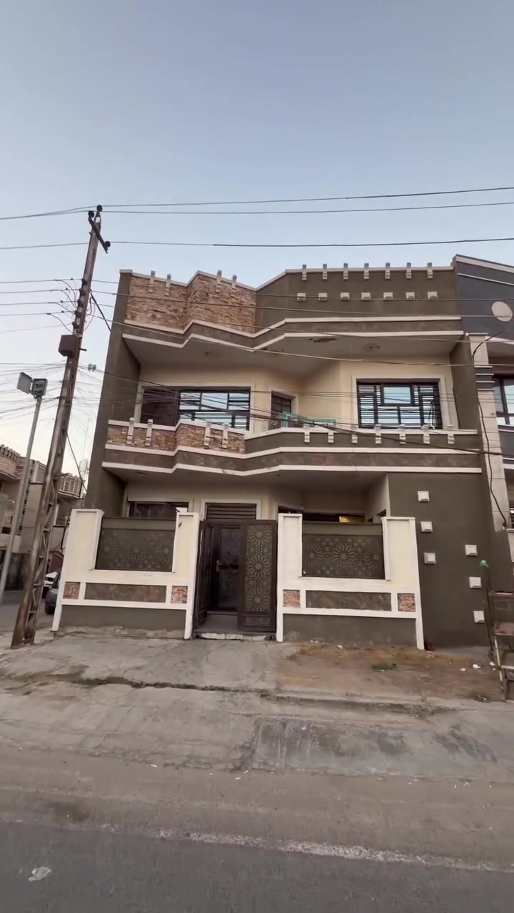 عقار للبيع 🏠 مساحة 100 بغداد حي الحسين
على الخدمي مباشر  مقابيل مجمع النسيم 📍 الواجهة 8 نزال 12:5
‏محتويات: أربع غرف نوم 🛏️، صحيات  عدد أربعة 🚿 والسعر مناسب 💰
الاستفسار: *********** 📞
