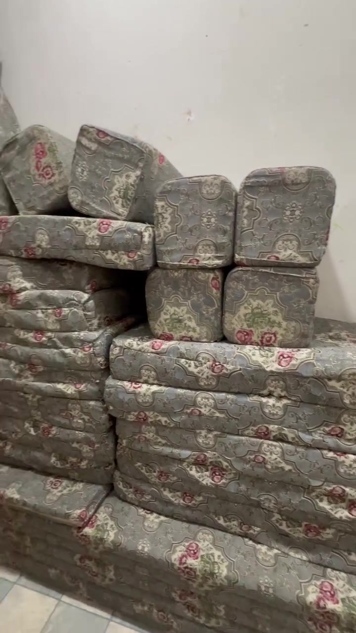 جلسات للبيع ١٧ متر طخم كامل
السعر ٤٠٠ الف  للتوصيل والاتصال ***********
