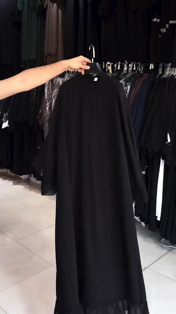 عباية خليجية سوداء سادة 🖤✨ 
متوفرة بجميع القياسات📏 
 السعر: 35,000 دينار عراقي 💵
التوصيل 🚕 :
داخل النجف: 3,000 دينار
إلى جميع محافظات العراق: 5,000 دينار
للطلب والاستفسار عبر مراسلة الصفحة 📩 
أو واتساب *********** 💚 

#عبايات_خليجية #عبايات #عباية_دوام #عباية_سوداء #النجف #العراق #عباية #اكسبلور
