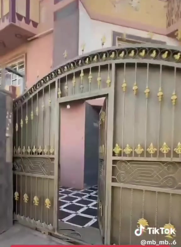 منزل للبيع في حي الجغيفي الثانيه ركن ع شارعين
مساحه الارض ٣٠٠ م²
الواجهه ١٦ متر 
العمق (النزال) ١٨ متر 
ركن على شارع ١٠ م وشارع ٨ م
يتكون البيت من ٧ غرف 
السعر المطلوب ٢٥٠ مليون وقابل للتفاوض 
 التواصل ع ارقام 
***********
***********
