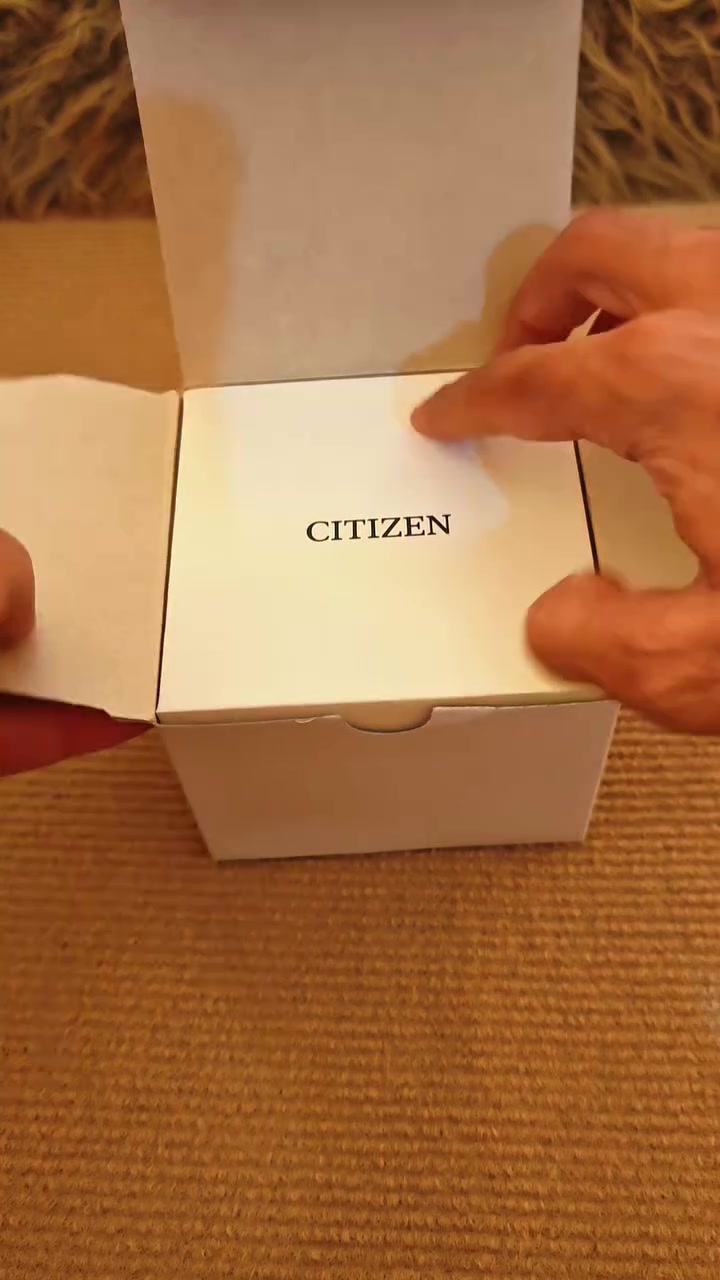 يا الله
ساعة سيتيزن تسويوسا أوتوماتيك (Citizen Tsuyosa Automatic، المرجع NJ0151-88Z أو الطرازات القريبة منها بمينا برتقالي/أصفر زاهٍ)، وهي ساعة رجالية ميكانيكية رياضية بتصميم عصري فاخر.أبرز المواصفات:حجم الهيكل: 40 ملم من الستانلس ستيل المقاوم للصدأ مع سوار مدمج ومريح.الميناء والزجاج: ميناء بلون برتقالي مميز مع زجاج من الياقوت (Sapphire Crystal) المقاوم للخدش، يضم عدسة مكبرة لنافذة التاريخ عند موضع الساعة 3.الحركة (الماكينة): حركة أوتوماتيكية ميكانيكية (عياّر ميوتا Calibre 8210) باحتياطي طاقة يصل إلى نحو 42 ساعة، ومقاومة للماء حتى عمق 50 متراً
***********

