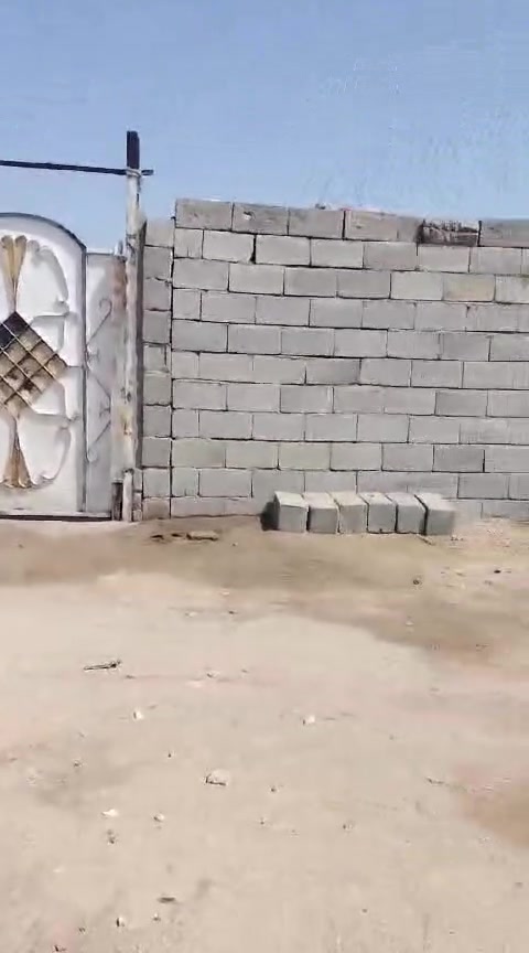 المساحه 250غرفتين وستقبال وصاله ومطبخ وحمام وتواليت السقف سندويج الارضيه كلهه سيراميك ماناقصه اي شي ماي بدون ماطوريصعد كهرباء جديده
