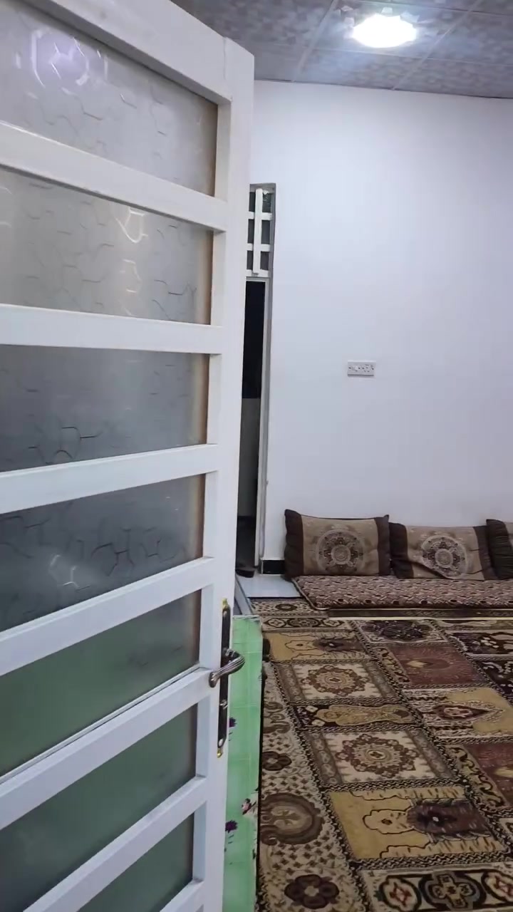 سلام عليكم  135 متر للبيع مع محل طوله 10متر اساس طابوك بناء بلوك وعكاده يحتوي على غرفه او صاله وصحيات ومطبخ مفتوح ع صاله ارضيه بورسلين سقوف ثانويه العنوان نجف شارع المطار جديد بشارع علكم بشارع حاتم الخير يبعد عن شارع 50 متر سعر 30 او بي مجال  ***********

