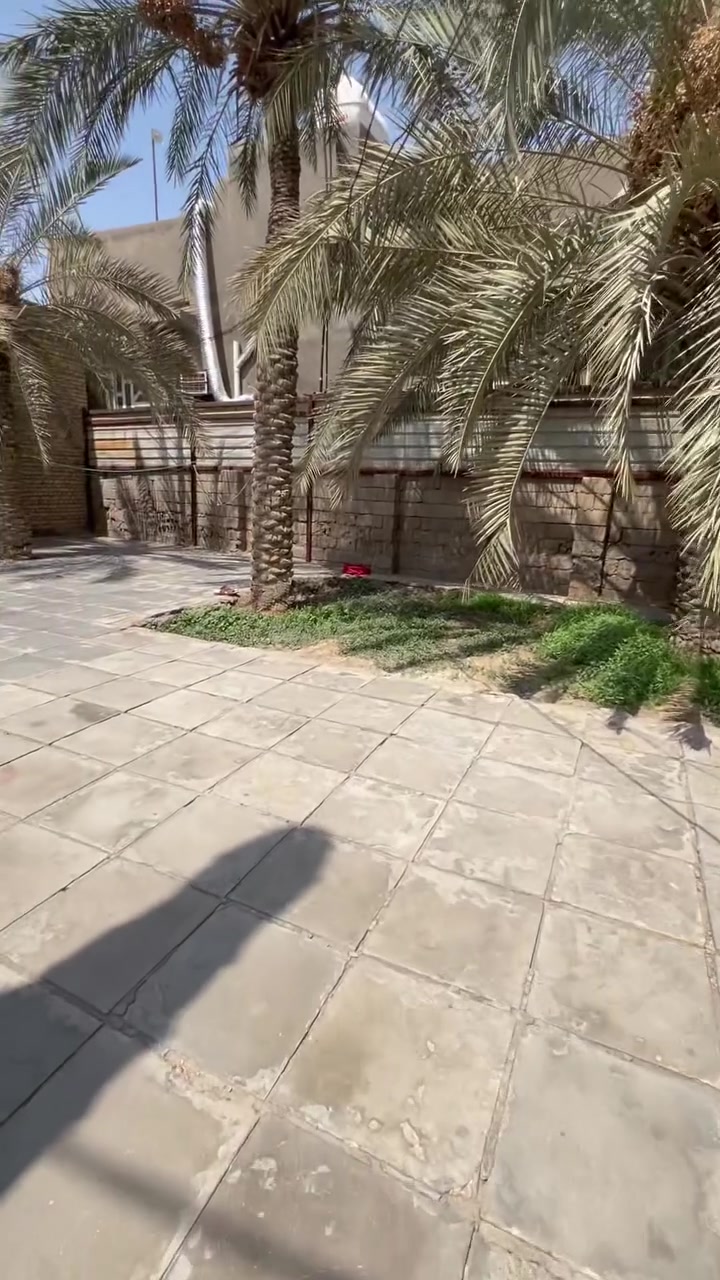بيت للبيع مساحه 450 حي الصادق يحتوي عل غرفتين مع براني  مطبخ  حمامات داخليه خارجيه حديقه   ثاني بيت عن الشارع الرئيسي للاستفسار مراجعه مكتب الكيان ***********
