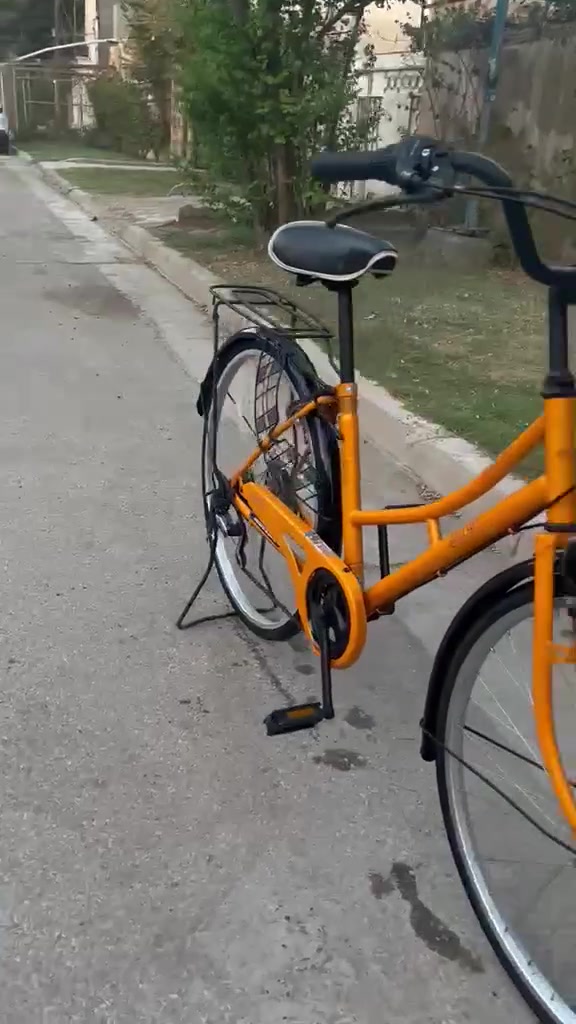 سلام عليكم شباب بناتي حاويه بعده محد راكبه كير  
ما يحتاج اكلك ما بي نقص وتايرات جدد لين حاويه 
إخوان لون مميز  برتقالي 
موديل 19 إخوان لعلم أي شخص يجي وبايسكل مو مثل إلي بل صوره ونضافه يأخذه بلاش ويروح 
مكان بغداد بياع 
لتواصل ***********     سعر ما كلك هواي 110 تعرفون بيش جاي ينباع الكير
