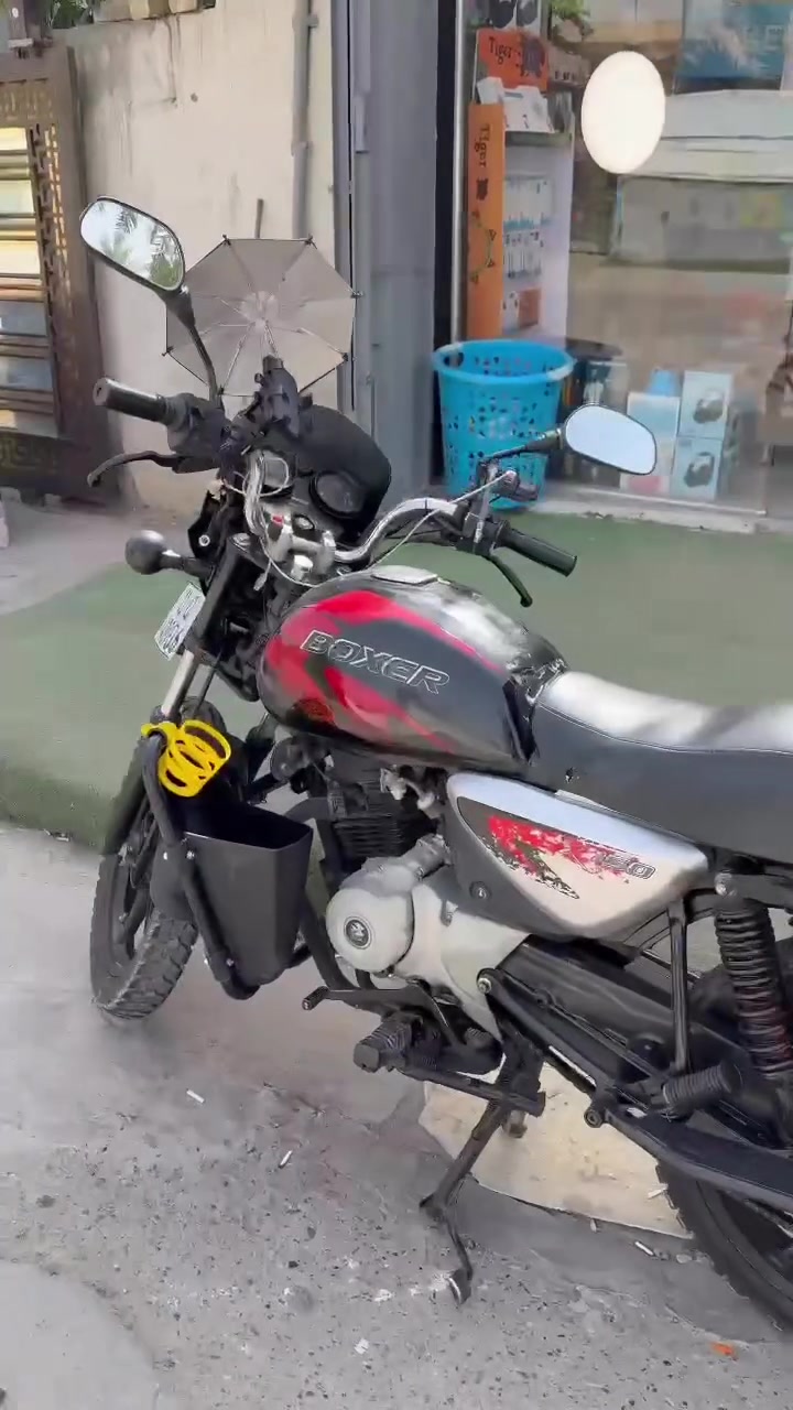 سلام عليكم شباب دراجه بوكسر ٢١ مكينه ١٥٠ دراجه سنويه باسمي عارضه للبيع جاهزه لايت زنون  كهربايات كله شغاله غير لباتري بي ضعف فقط مكان واسط الصويره سعر ١٣٠٠ ***********
