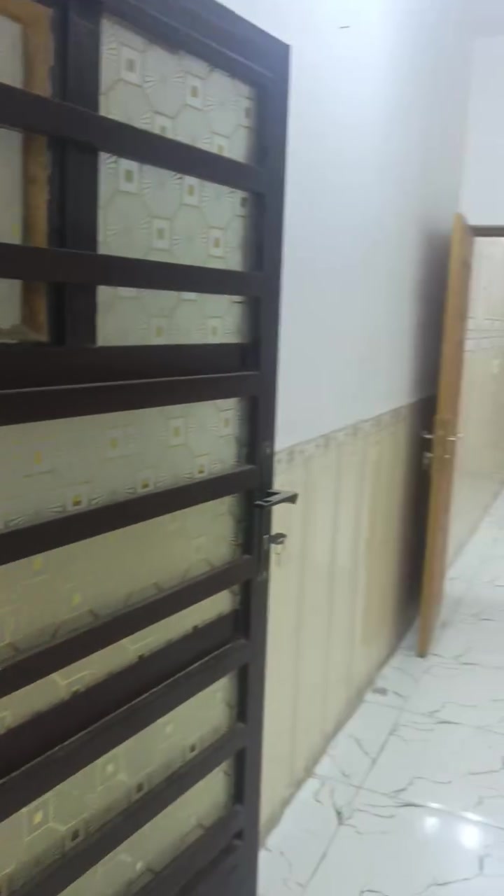 السلام عليكم شقق حديثه للايجار يوجد طابق ارضي طابق ثاني طابق ثالث شقق حديثه عوائل فقط العنوانزعفرانيه قرب حسينيه امام المهدي***********
