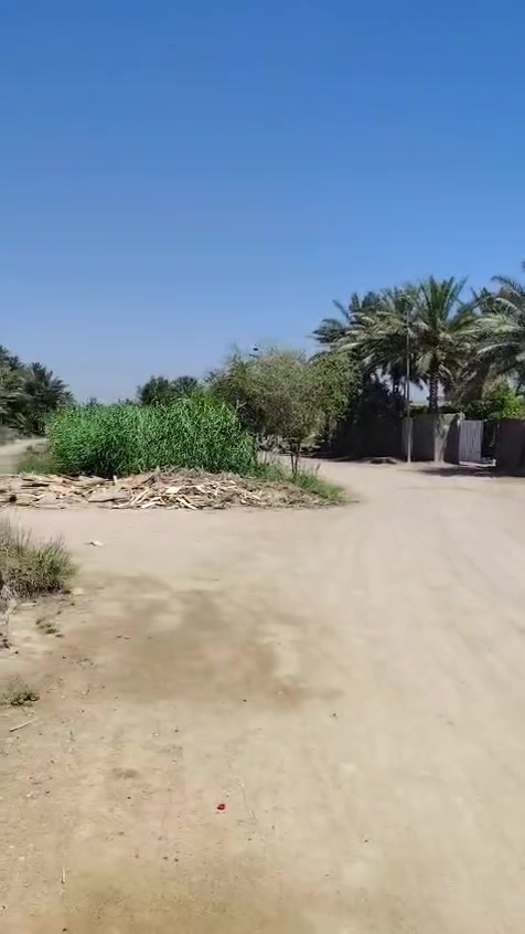 الموقع كربلاء طويريج.السلام عليكم دونم و300 متر مع فيلا حديثه مساحته 245 متر مربع مع الأثاث وطاقة شمسية 27 امبير مع نظام تقطير للزرع وكافة الخدمات موجوده ماء مع كهرباء  العنوان الحولي مقابيل نزلة نظوري رقم التلفون ***********.البناء جديد عمره

