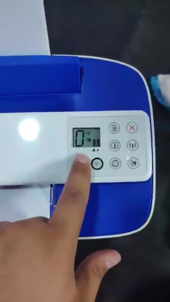 هذه الطابعة هي HP DeskJet Ink Advantage  (3790 الشهيرة)، وتُعرف بأنها واحدة من أصغر الطابعات اللاسلكية المتكاملة في العالم.إليك أبرز مواصفات الطابعة الأساسية:الوظائف الرئيسية: طباعة، نسخ (تصوير)، مسح ضوئي (سكانر)، واتصال لاسلكي.تقنية الاتصال: تدعم Wi-Fi اللاسلكي، والطباعة المباشرة من الهواتف (Wi-Fi Direct)، بالإضافة إلى منفذ USB 2.0 التقليدي.التوافق مع الهواتف: تدعم تطبيق HP Smart، و Apple AirPrint، و HP ePrint للطباعة مباشرة من الموبايل أو الجهاز اللوحي.تقنية المسح الضوئي (Scroll Scan): سحب الورق تلقائياً للمسح أو النسخ عبر الممر العلوي دون الحاجة لغطاء علوي زجاجي تقليدي، مما يقلل من حجم الطابعة.سرعة الطباعة: تصل إلى 8 صفحات في الدقيقة للأسود، و 5.5 صفحة في الدقيقة للألوان.دقة الطباعة: تصل إلى 1200×1200 نقطة في البوصة للأسود، وحتى 4800×1200 نقطة في البوصة للألوان (عند الطباعة من الكمبيوتر).سعة درج الورق: يستوعب حتى 60 ورقة لدرج الإدخال، و 25 ورقة لدرج الإخراج.الوزن والأبعاد: خفيفة الوزن للغاية (حوالي 2.33 كجم) وأبعادها مدمجة جداً لتناسب أي مساحة صغيرة. للبيع السعر 60 الف الاستفسار على الواتساب ***********
