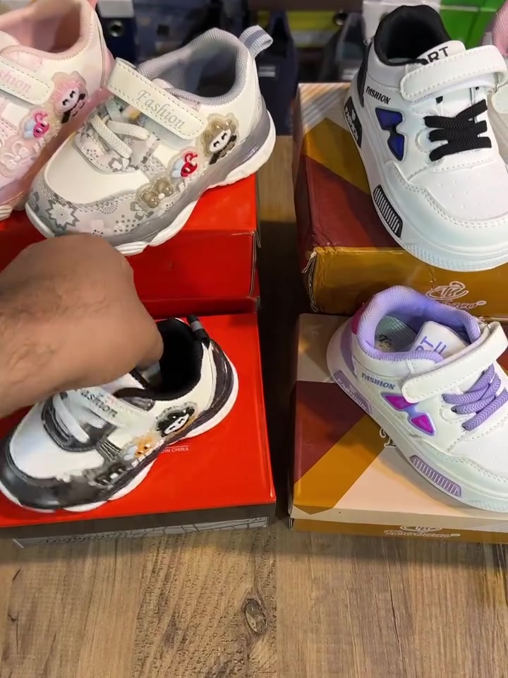 راحه واناقه بكل خطوة✨👟

احذيه اطفال تجنن بيبي مريحة نازكه طبيه

📍السعر 8 ✅ يتوفر من 20 لل 25 القالب ستندر 

🚚التوصيل متوفر لكل المحافظات 

📲للحجز دايركت الصفحة او على الواتساب  ***********

📍العنوان كربلاء حي الحر بعد المستوصف الجهه المقابله مجاور صيدلية لمار احذية الحمداني مقابل مركز 313 للمنتوجات الحيوانيه

نص مكتوب في الصور:
- السعر 8 🤠 من 20 لل 25
- السعر 8 من 20 لل 25
