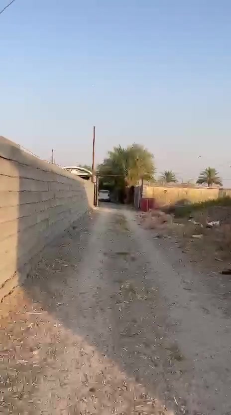 .للبيع الموقع: أبو غريب – ناحية الحمدانية – منطقة الرباكات. قرب الشيحه
المساحة: 1000 م².
البيت: موجود بيت 200 م². ثلاث غرف نوم كلهم 4×50واستقبال6×4 وحولي كبير6×4 ومطبخ3×5 كبير وحمام خارجي وداخلي 
الواجهة: 40 متر، والقطعة شكلها مربع 
وحديقه مزروعه اشجار النخل والحمضيات  وزيتون
