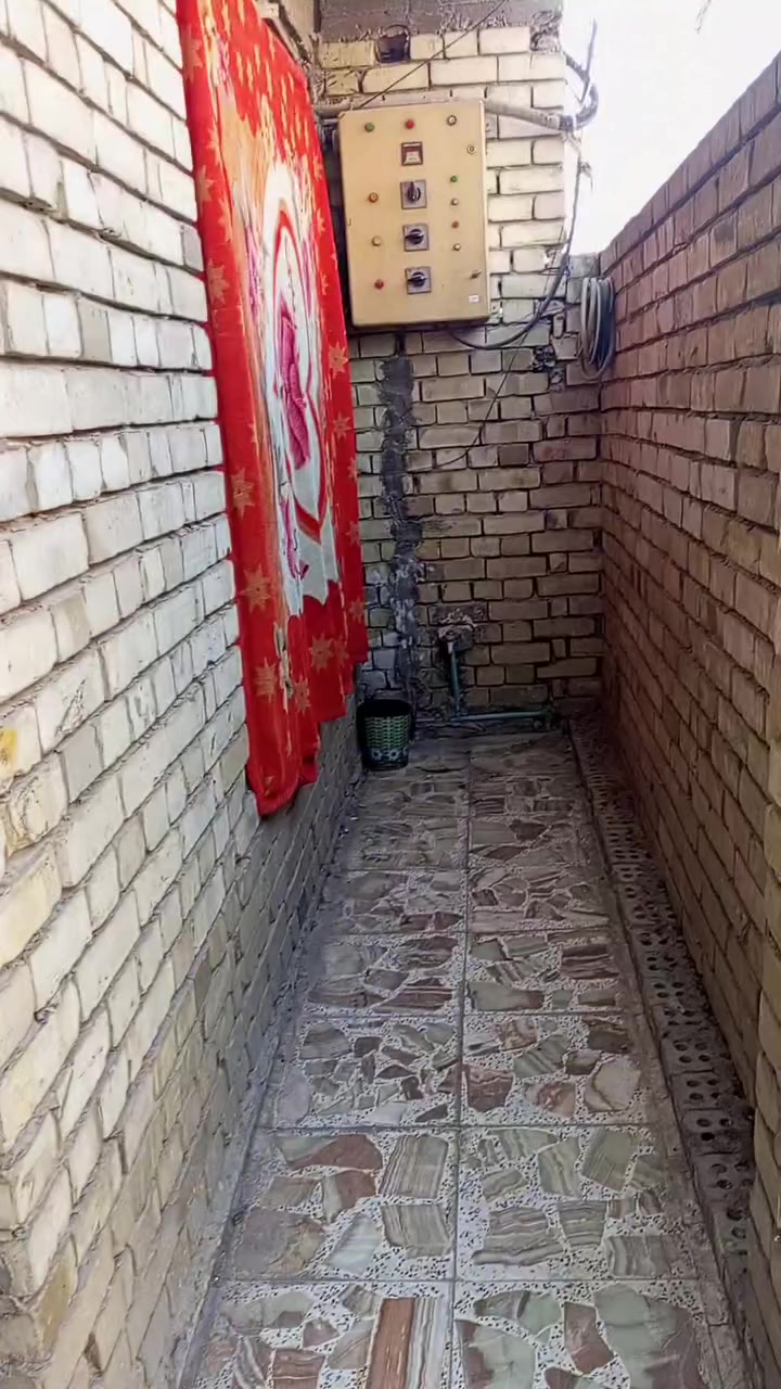 السلام عليكم 
بيت مساحه٣٠٠
واجهة١٢
نزال٢٥
بي بناء مشتمل جديد كدام
ومشتمل ثاني هم معزول ينباع كله وينباع نص هم عادي 
مكانه بغداد جديده النعيرية
شارع كنيسة مريم العذراء 
السعر المتر مليونين وبي مجال بسيط
للأستفسار الإتصال 
***********
