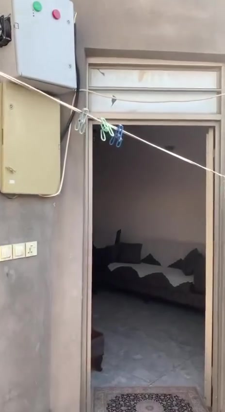سلام عليكم بيت للبيع زراعي مساحة 130سند 25 مرقم ومشمول ب تطويبد يتكون من غرفتين وصالة ومطبخ واستقبال وصحيات العنوان حولي القصيمة عرصات حجي هندي 
***********
