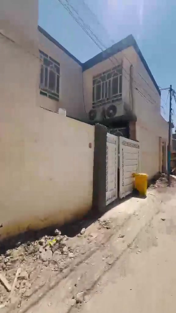 السلام عليكم دار للبيع المساحه 150 متر طابو زراعي كراغول مجاور المختار ركن طابقين يحتوي على اربع غرف نوم هول فوك وهول جوه استقبال ومطبخ وجاهز مجهز من كلشي الاستفسار اتصل على الرقم ***********
