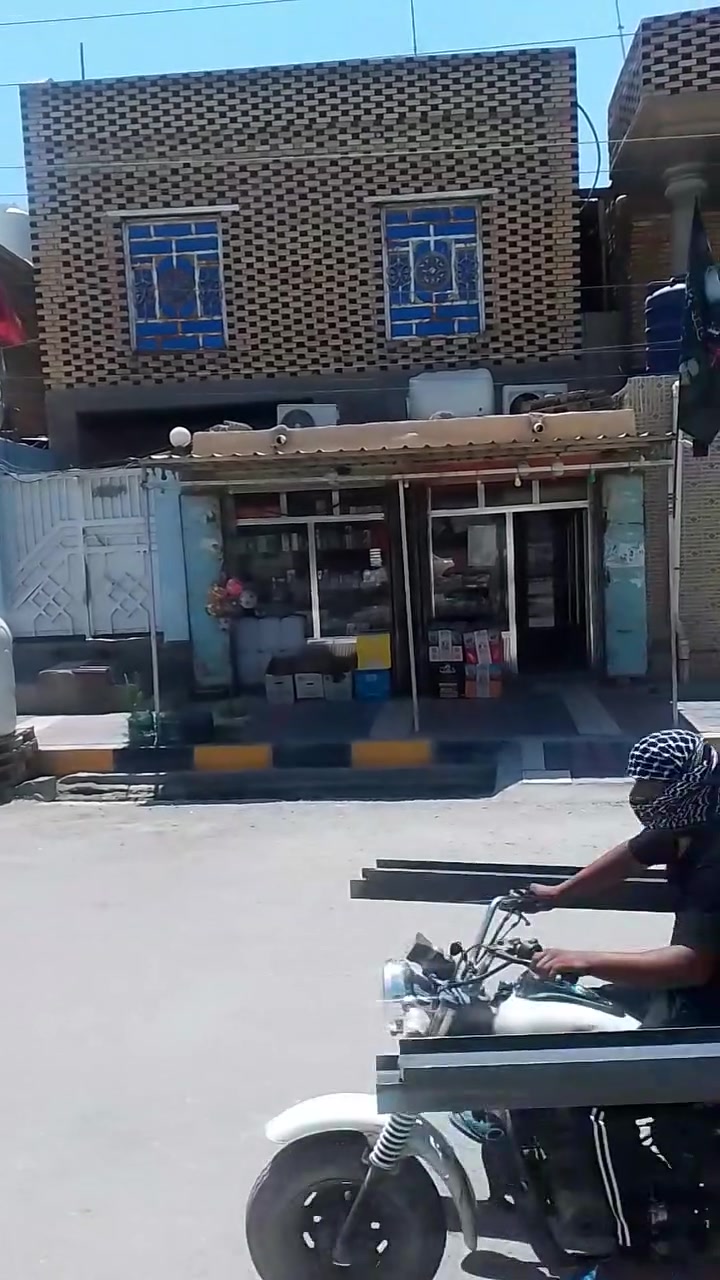سلام عليكم بيت للبيع مساحه ١٨٠م موقع تجاري طريق بني زيد اي استفسار ***********
