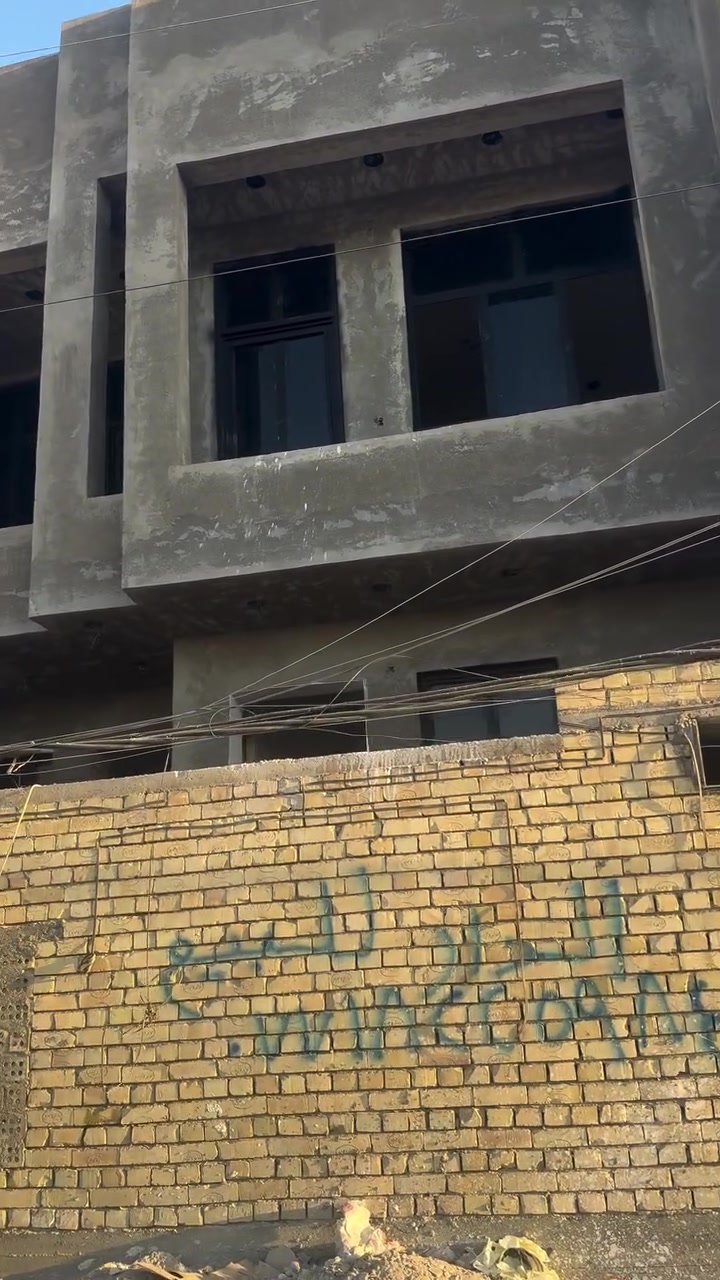 السلام عليكم بيت البيع المساحه ١٤٠متر العنوان الدوانم مقابل الصبيات على شارع ٢٠ومامه تشجير وشارع ٢٠البناء حديث ٣طوابق يحتوي على ٤غرف نوم وستقبال ومطبخ و٣حمامت وكراج لبيت شبه الكامل باقي التفصيل التصال على***********او مرسله الصفحه
