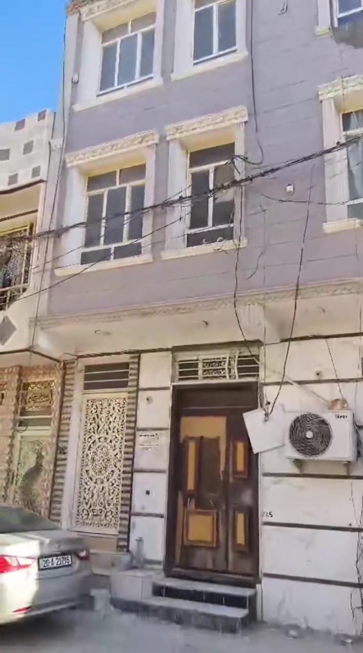 السلام عليكم ورحمة الله وبركاته

عمارة للبيع في كربلاء المقدسة
الموقع: شارع الحولي، داخل فرع قاعة فيروزة

المساحة: 100 متر مربع (10 × 10)
التفاصيل:
 • تتكون من 3 شقق
٠ كل شقه استقبال غرفتين صاله مطبخ ومنور
 • الوارد الشهري: 1,350,000
الوارد السنوي: 16,200,000
يبعد عن الامام 3 كيلو متر 
العقار بستنه سند 25
السعر 325 قفل
للاستفسار:
📞 ***********
