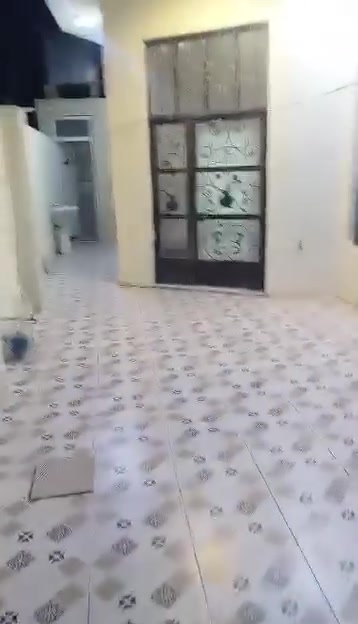 سلام عليكم عندي بيت البيع مساحه ٣٠٠ شارع ٣٠ بنص اول فرع من يم أسواق المدينه اول فرع منا كورنيش تميم ومنا شارع ٣٠ قريب على جسر الحوز اريده ٩٠ مليون بي مجال وذا قصط سعر يختلف ١٢٥ مليون قصط مقدمه ٥٠ مليون والباقي كل شهر 750 الف كل شهر البيت غرفتين وصاله ١٤ متر حمام داخلي ترك مفتر مطبخ هول كندور ديوانيه طرمه صحيات حمام خارج بي منصوبه غرفت اخشاب جديده كاونتر تخم سبالت كيزرات بيت جديد مثث كامل مرقم بل بلديه. وايجاره كل شهر 500 الف

