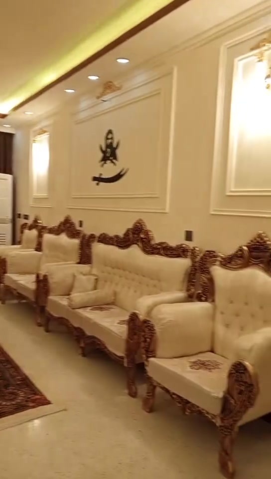 بيع مستعجل بسعر مناسب بيت للبيع طابق واحد 2غرف 2حمامات 2ترك 2مطبخ 2سطح بيتونه كبيره صب صاله كبيره استقبال كبيره حديقه من ضمن البيت 80متر بناء حديث مساحه 240 متر بناء طابوق البيت كامل من كل النواحي مع الأثاث والسبالت 
منطقه حي السلام نهاية شارع مستشفى الفضيليه زراعي مشمول بالطابو 35 
خدمات كاملة المنطقه كلها بناء حديث المدارس المستشفى السوق يبعدن دقيقتين عليك واي ضمانات اني حاضر 
للاستفسار *********** اتصال او واتساب مع صاحب الدار. سيد مهدي أبو امير
