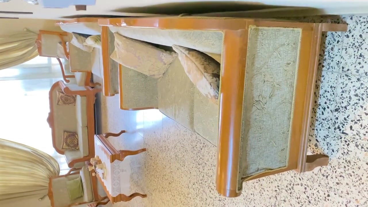 ⁨ ⁨ طقم قنفات كلاسيكي بإطار خشبي فاخر، تصميم  أنيق، خشب صاج الاصلي القديم  متين مع تنجيد مريح، حالة ممتازة، يضفي لمسة فخامة وأصالة على المجلس أو غرفة المعيشة. 
يتكون من ٤ قنفات وكرسين (١٢ مقعد ) مع طبلة كبيرة و٤ طبلات حجم صغير . 
سعرة ٢ مليون ونصف وبي مجال بسيط وللاستفسار ***********
، الطقم تحفة صناعة محلية تكمة تصميم انيق ميتكرر وديكور فخم . #ديكور #صناعة#محلية #طبلات_سيت #قنفات⁩⁩
