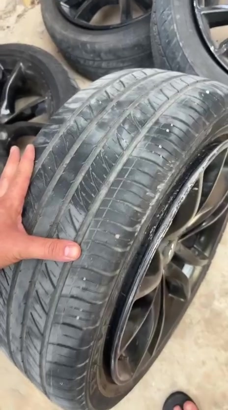 سلام عليكم ويل حجم ٢٠ مال بلاك توب هنة تايرات بيهن فقط واحد بي تصليح مكاني تايرات نظاف مكاني بغداد♥️
***********
