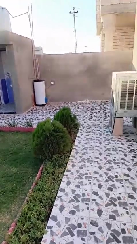السلام عليكم يوجد بيت البيع في حي الفرسان. عند الاقواس  
مساحه 360
بنا البيت 180
البيت جديد 
واصله ماء 
واصل كهرباء
واصل تبليط 
سعره 60وبه مجال…..نقد فقط 
رقم. ***********
