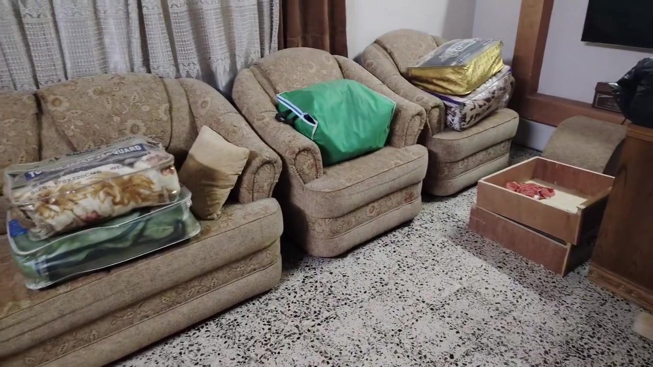 طخم 4 قطع 2كبار و2اصغار
نظيف السعر 40الف عنوان قادسيه الاولى رقم الهاتف ***********
***********
