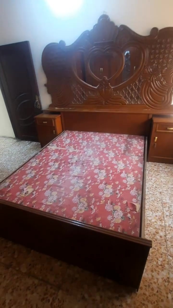 سلام عليكم غرفه نوم للبيع السعر (600 ) الف العنوان بغداد الحريه الثانيه (***********)
