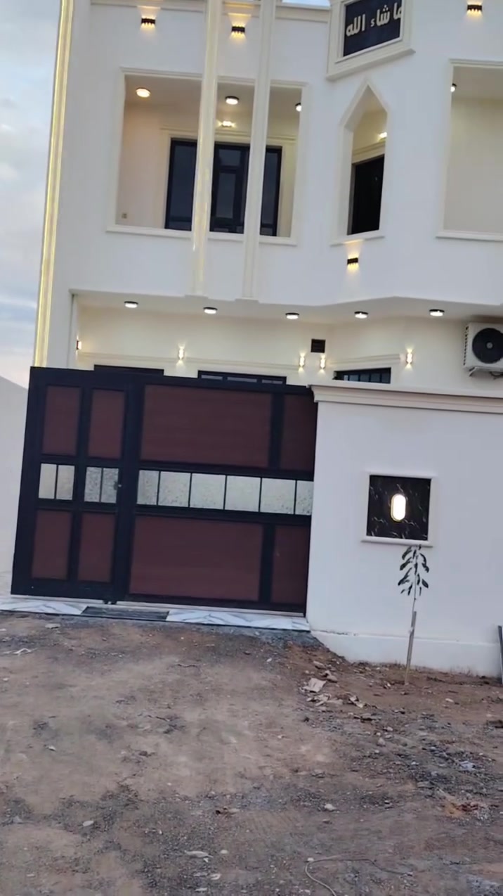 بيت في قضاء العلم الجمعيه الثانيه شارع ٢٠م مساحه ٢٥٠ م ثلاث غرف نوم موزع صحيات مطبخ واستقبال شغل درجه اولى طابو ملك صرف للاستفسار *********** ابو عبدالله السعر ١١٥ مليون يرهم مراوس بقطعه او بيت قديم
