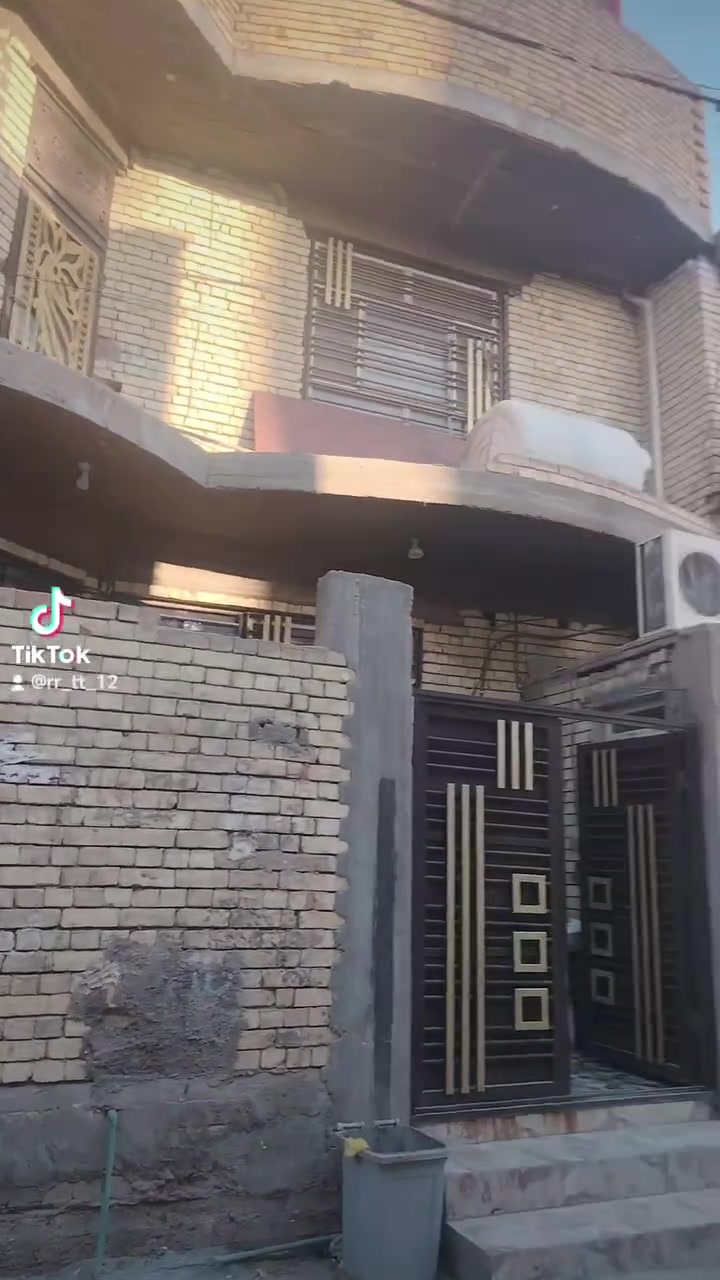 سلام عليكم فرصه الئ أصحاب المواكب الحسينيه يتوفر لدينا بيت للبيع المساحه ١٢٠ متر طابقين عل طريق الزوار حولي مستشفى الكفيل حولى سيد جوده بيت درجه اولى لمعرفة السعر علق برقم ١ يتم الرد على خاص الى عنده عقار للبيع او إيجار يتواصل ويانه عل ارقام *********** واتساب أو اتصال على الرقم ***********

