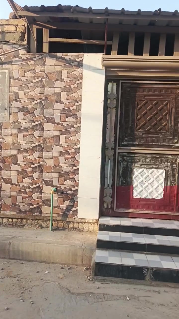 البيت للبيع مساحته 200 غرفتين وصاله واستقبال وصحيات العنوان حي الزهراء قرب الحولي البيت طابو 
***********
