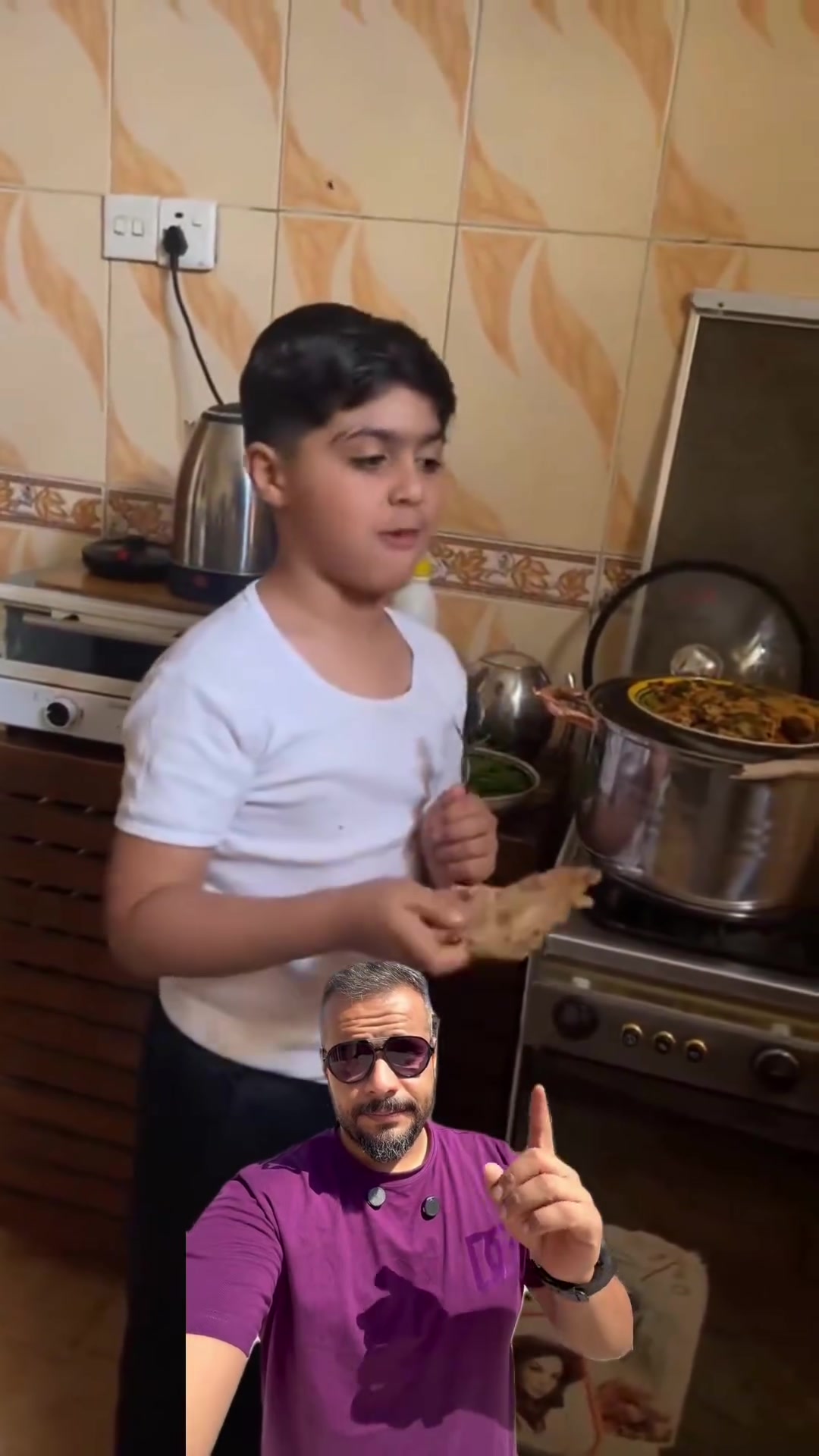 طفل يبيـع اكلات دولمة وفرافير والدته الي تطبخهن اله❤️ #سرمد_فزع #اكلات_شعبيه #دولمة
